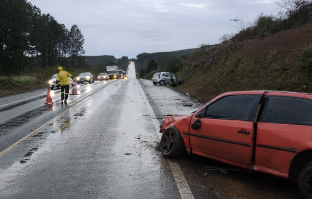 Colisão frontal entre dois carros deixa vítimas feridas na BR-282 em Ponte Serrada