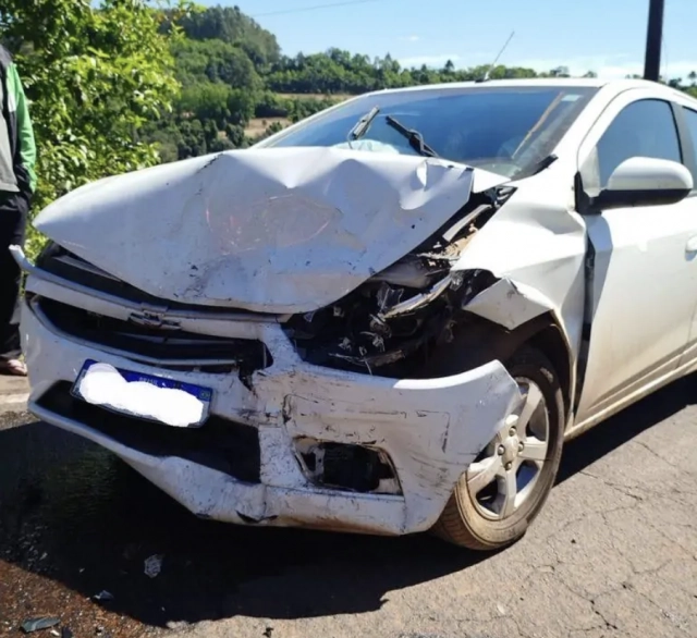 Colisão frontal entre dois carros deixa seis pessoas envolvidas na SC-158