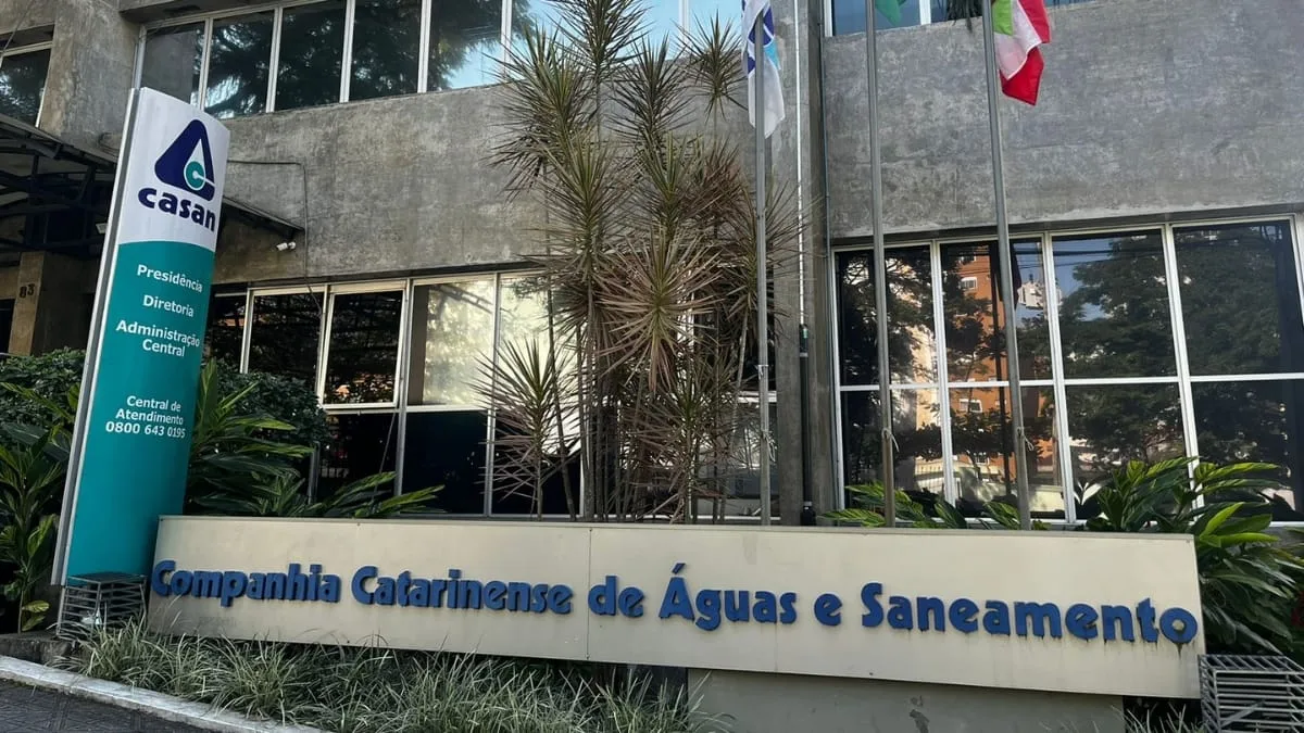 Casan abre concurso público com vagas em SC e salários de até R$ 12,6 mil
