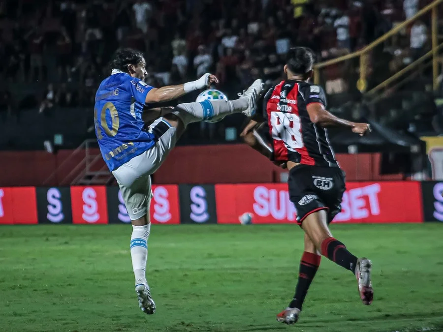 Grêmio perde para o Vitória e segue sem vencer fora de casa no Brasileirão