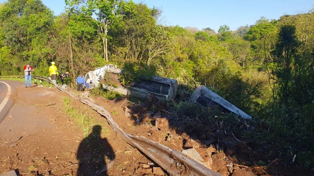 Caminhão sai da pista e tomba às margens BR-282, em Saudades