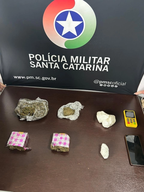 Motorista tenta fugir ao avistar a polícia na BR-282 em Maravilha, mas acaba presa com drogas apreendidas em seu veículo
