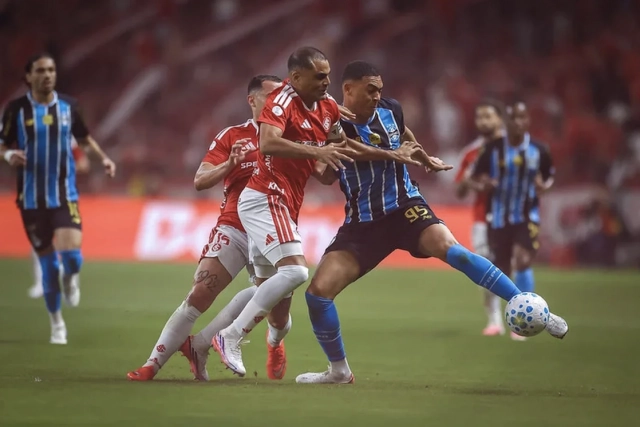 CBF reconhece erro de arbitragem em lance com Carlos Vinícius no Gre-Nal pela Copa do Brasil