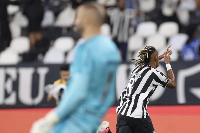 Com Felipão e Renato na casamata, Grêmio perde jogo atrasado para o Botafogo e segue perto do Z-4