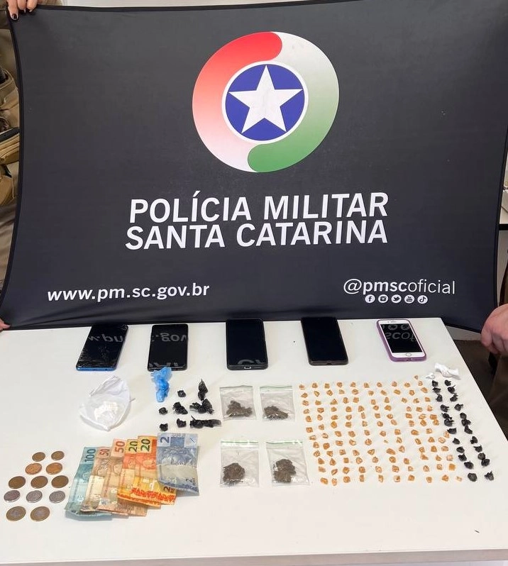 Polícia Militar apreende 148 pedras de crack durante abordagem em Chapecó
