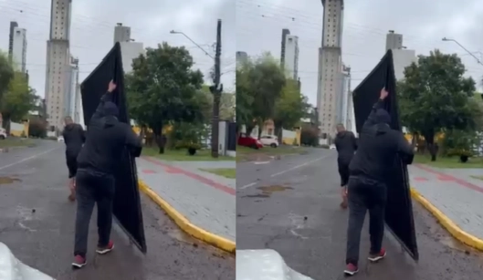 Dupla é flagrada carregando portão furtado e precisa voltar para devolver objeto em Chapecó