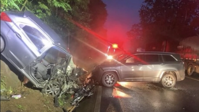 Colisão frontal deixa duas pessoas mortas e motorista ferido na BR-282 em Nova Erechim
