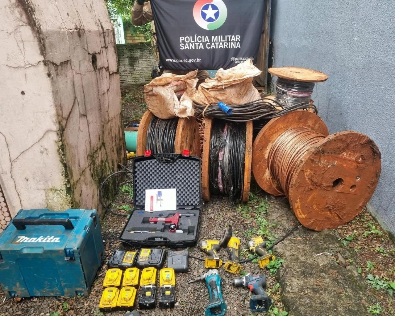 PM recupera cerca de 2 mil metros de fios de cobre e ferramentas avaliados em R$ 300 mil em Chapecó