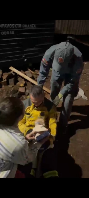 Bombeiros resgatam Poodle preso em tubulação em Chapecó; local não podia ser acessado pela guarnição, exigindo ação com jatos d’água
