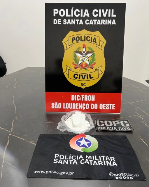 Jovem é presa com cocaína escondida em travesseiro durante abordagem na SC-157