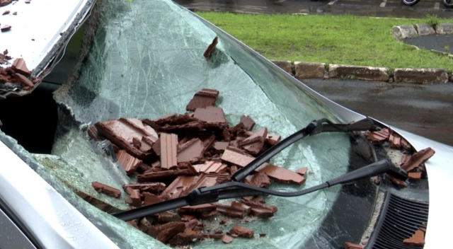 Parede de prédio em construção desaba e atinge carro com casal durante temporal em Chapecó
