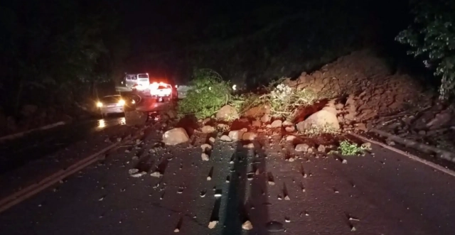 Deslizamento de terra bloqueia BR-282 no Oeste de SC