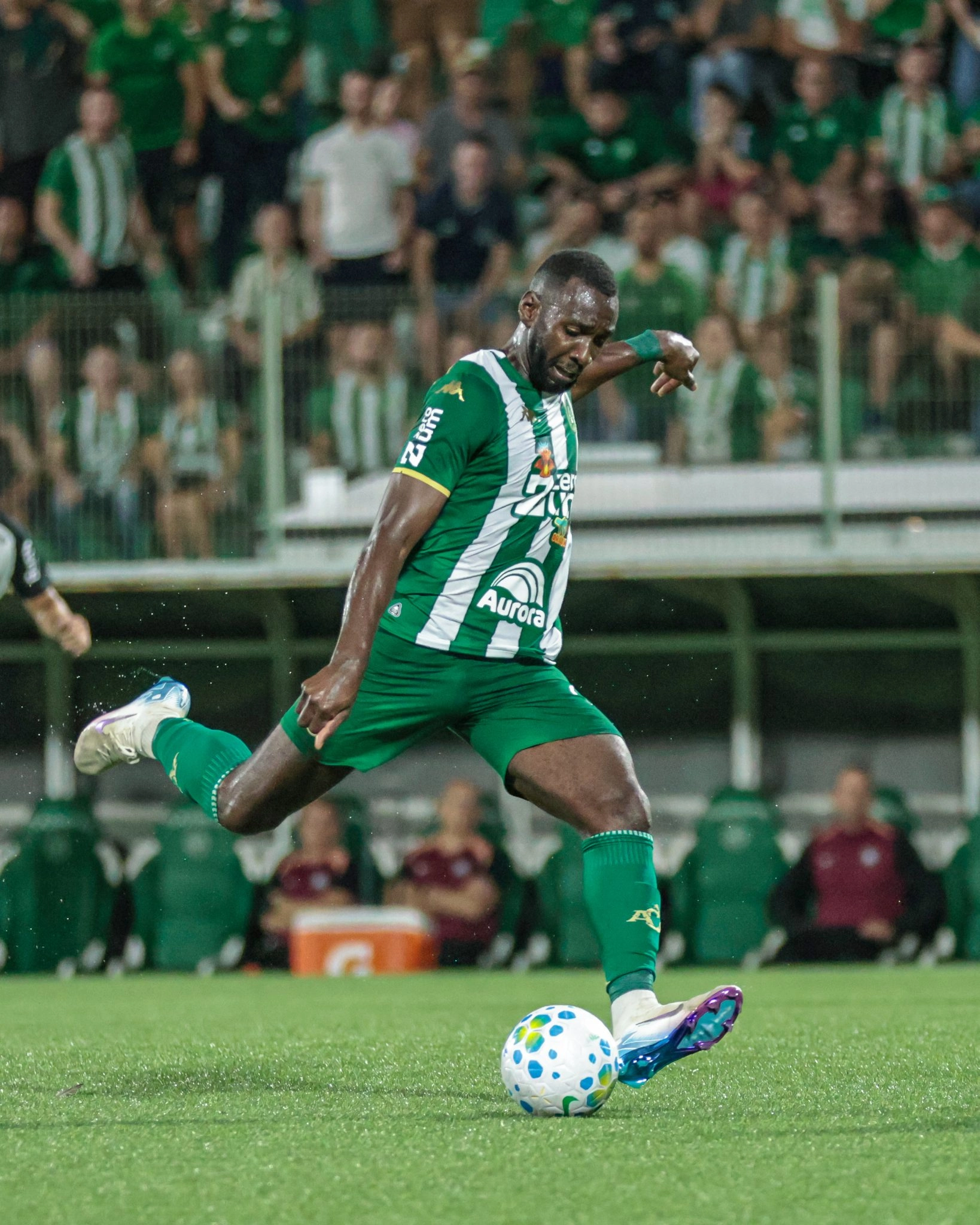 Chapecoense sofre goleada de 4 a 1 para o Athletico-PR e segue na lanterna do Brasileirão