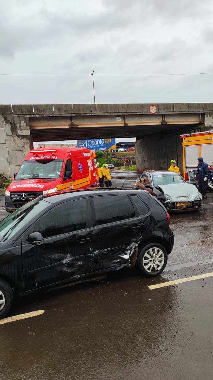 Colisão entre Corsa e Polo deixa duas pessoas feridas na BR-480, em Chapecó
