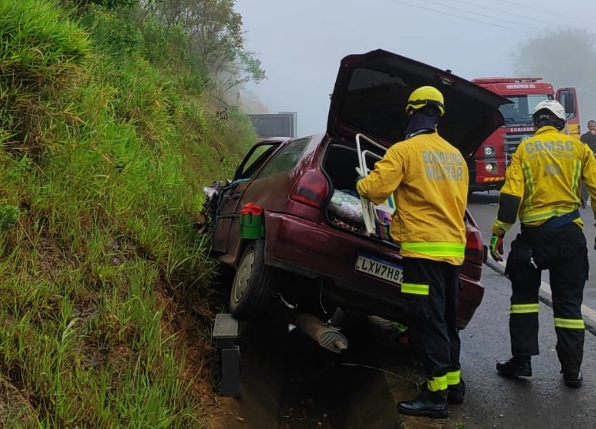 Motorista fica presa às ferragens após acidente envolvendo três veículos na BR-283, em Chapecó