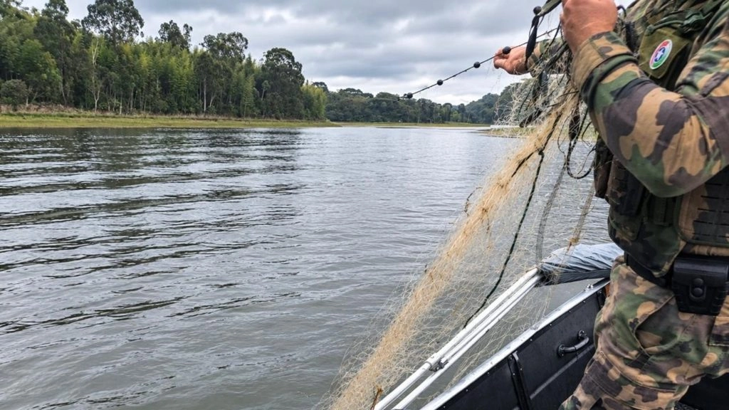 Polícia Militar Ambiental apreende redes de pesca irregulares em represa de SC