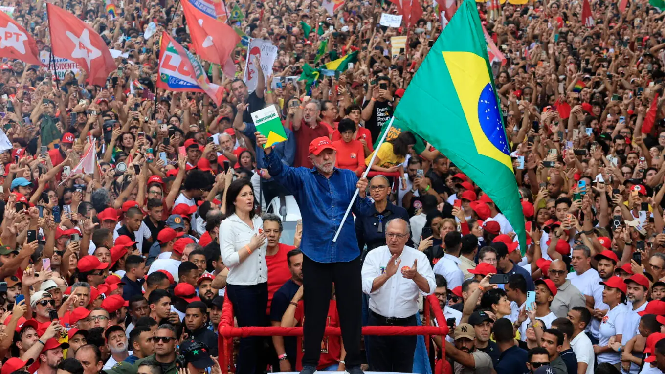 Lula é reeleito presidente com 51,78% dos votos e conquista quarto mandato