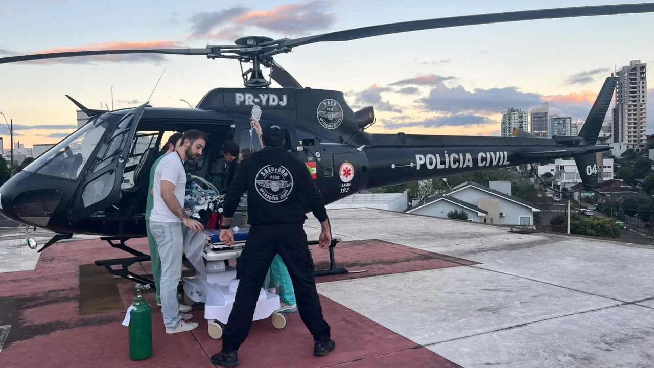 Criança de três anos com queimaduras é transferida de helicóptero para Chapecó