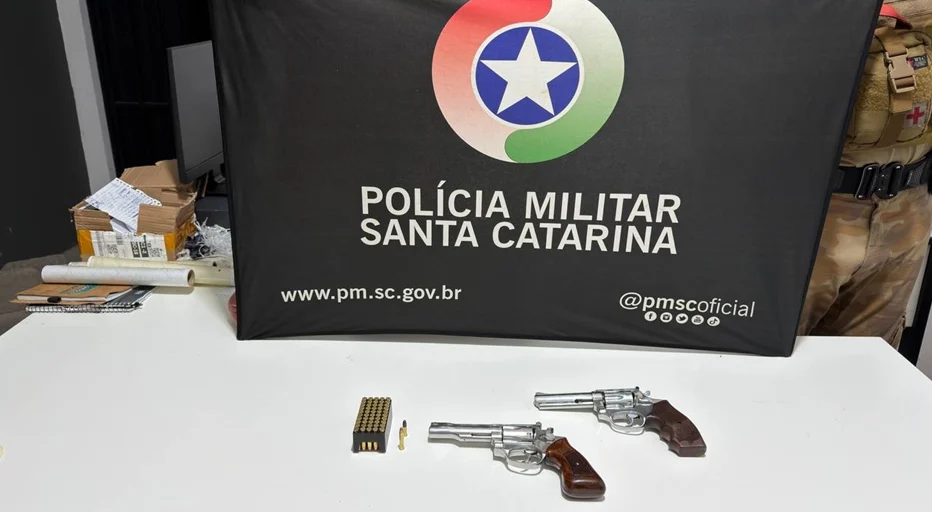 Polícia apreende dois revólveres e 52 munições em residência em Chapecó