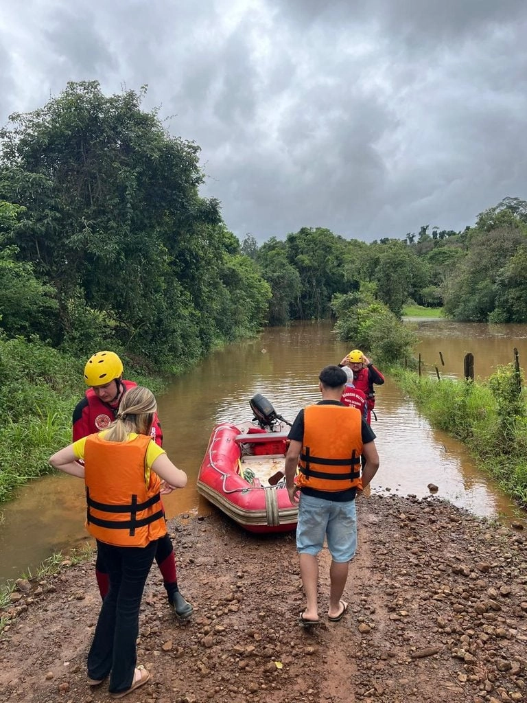 Bombeiros transportam nove pessoas ilhadas para votar em Águas de Chapecó