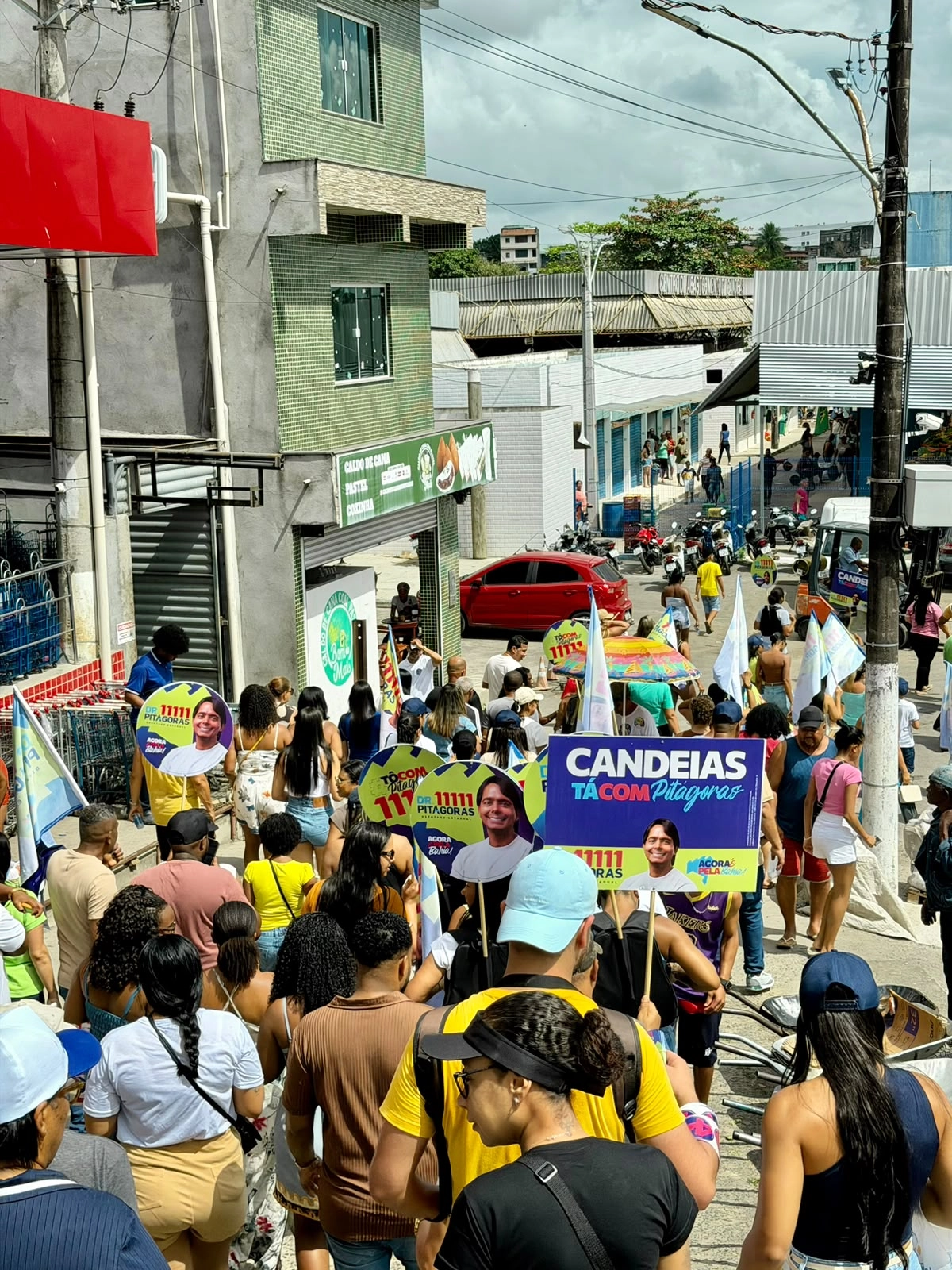 Candeias: Feirantes fazem festa em adesivaço de Dr. Pitágoras