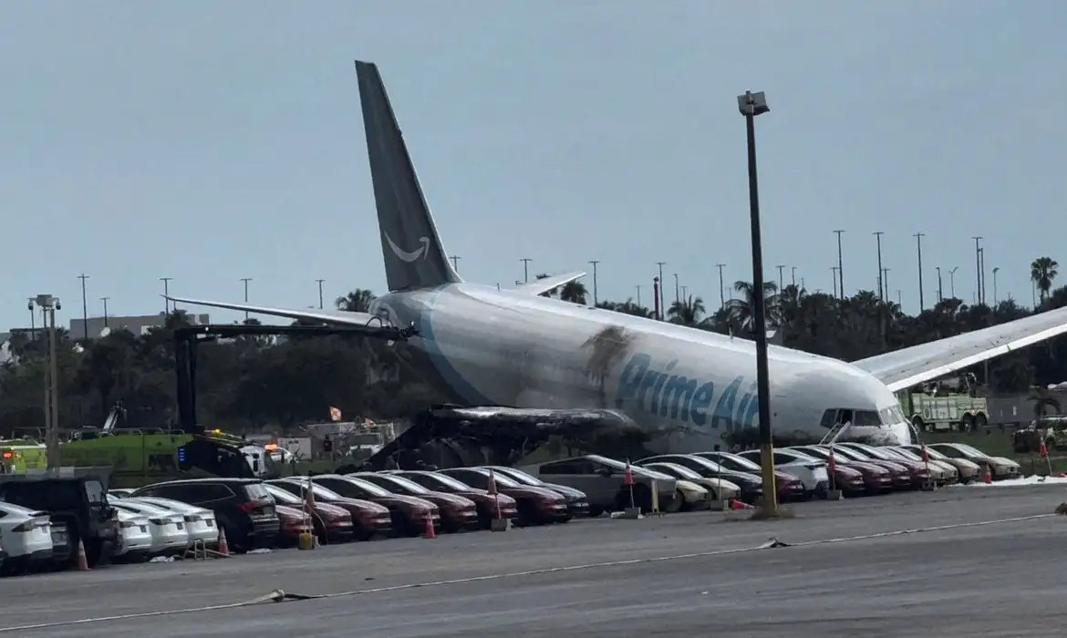 Pelo menos 5 pessoas morrem em acidente com avião de carga em Miami