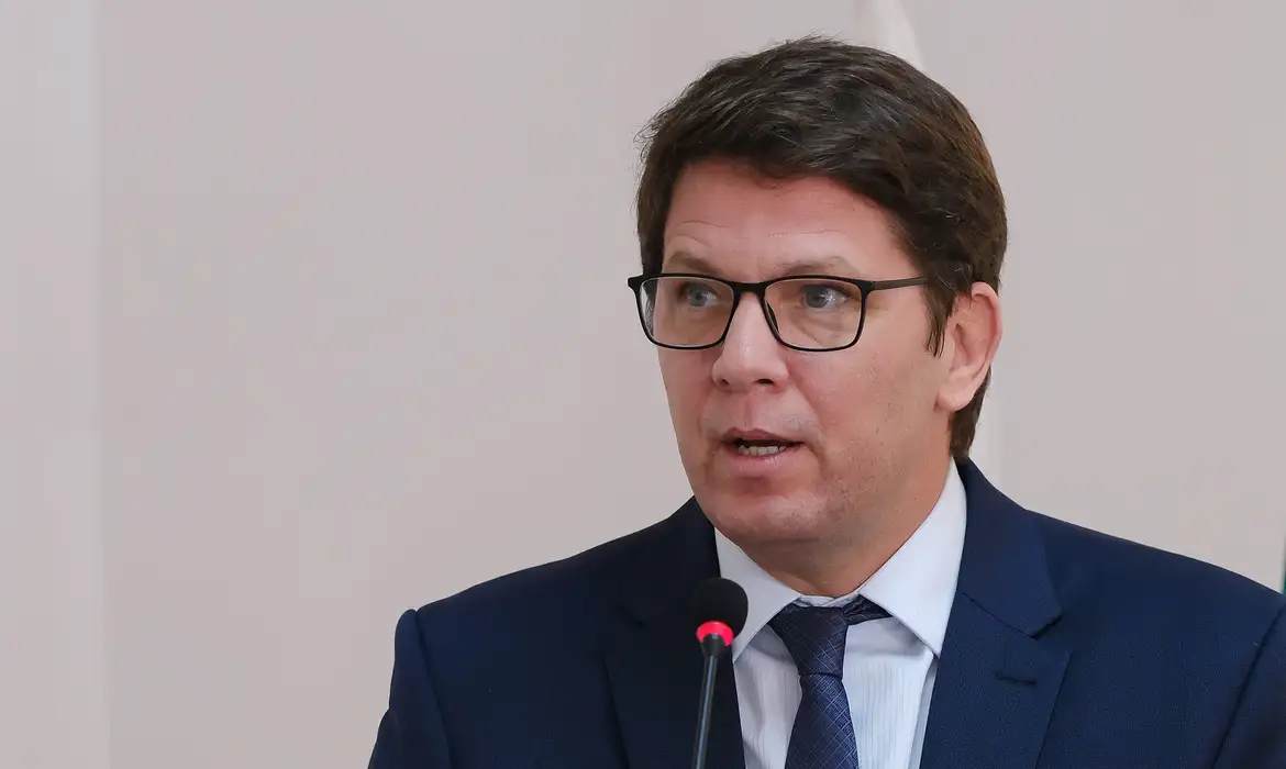 Dino aponta indícios de liderança de Mário Frias em desvio de emendas
