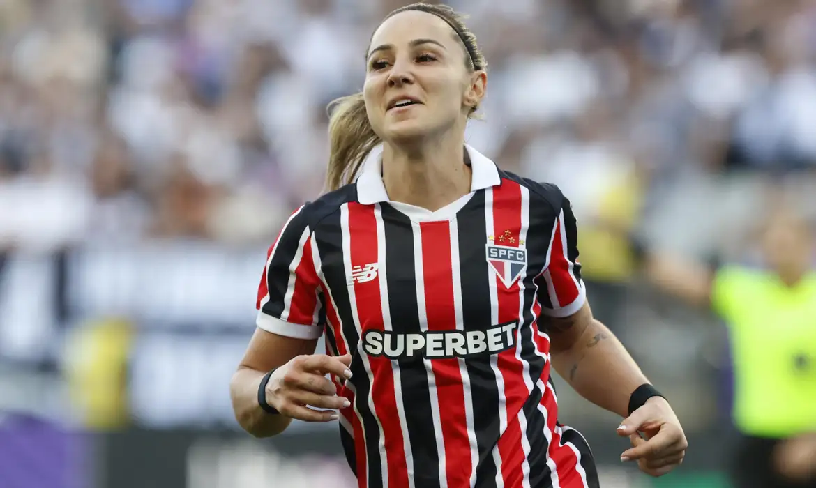 São Paulo vence o Corinthians, faz história e fica perto do título