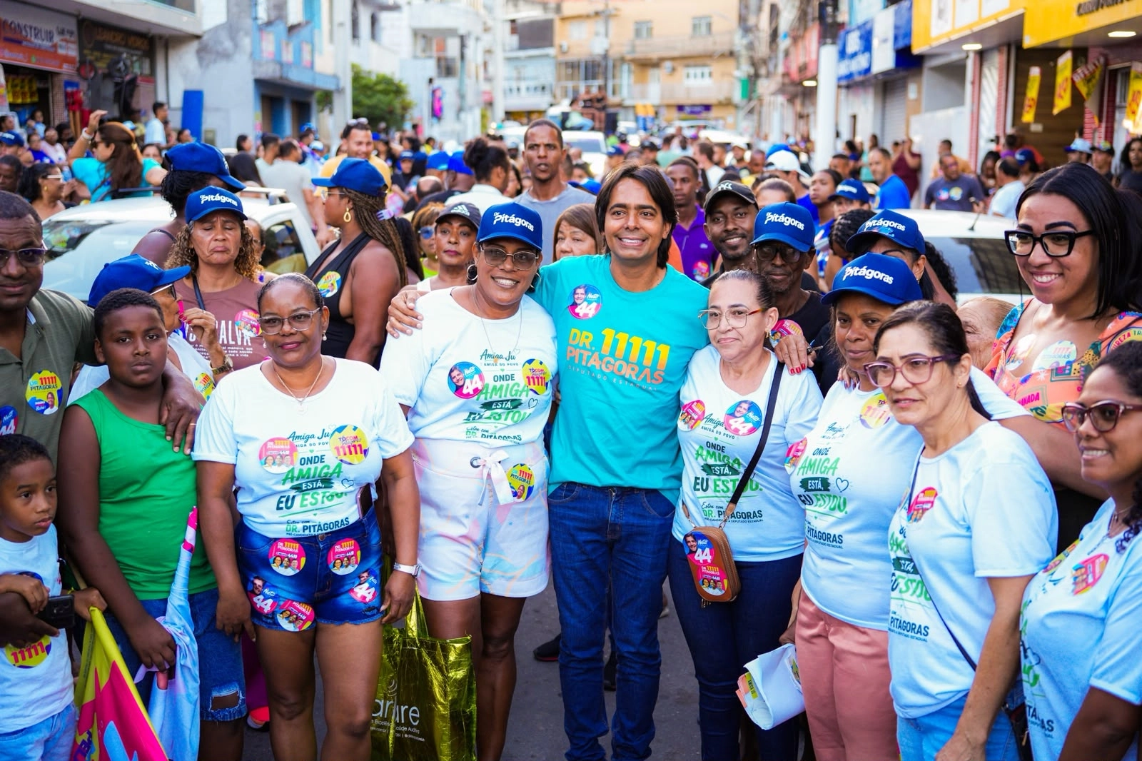 Candeias: Adesivaço de Dr. Pitágoras reúne multidão no Santo Antônio na reta final da campanha