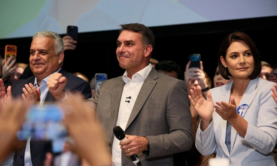 Flávio Bolsonaro recebe apoio de partidos e fala em mudar Constituição