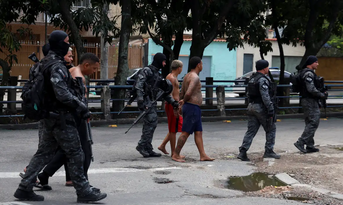Governo do RJ deverá adquirir câmeras para policiais em março de 2027