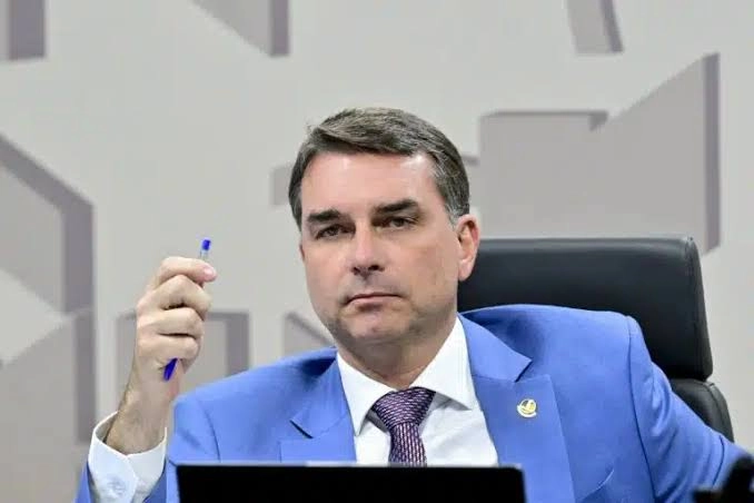 Candidato á presidente Flávio Bolsonaro apaga posts em que critica BOLSA FAMÍLIA e chama denefício de BOLSA  FARELO