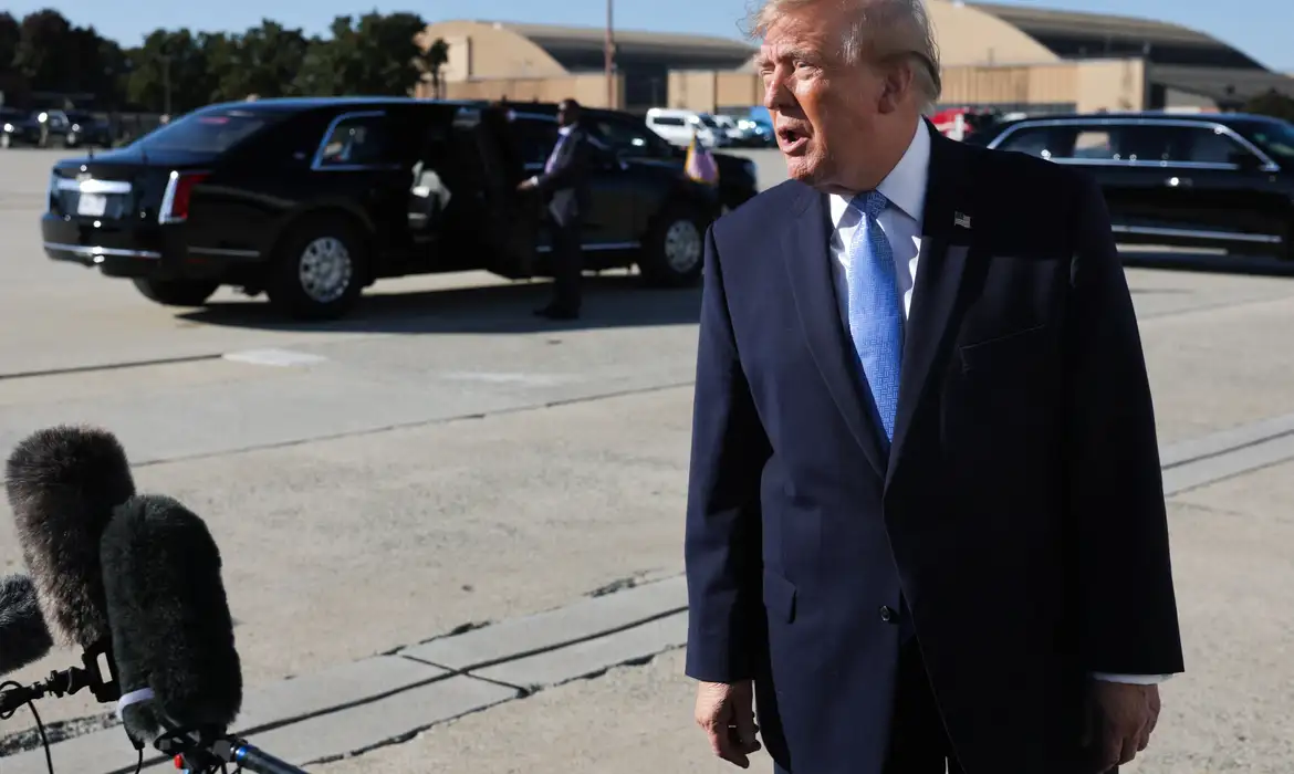 Trump diz que não vai se envolver sobre declaração de Flávio Bolsonaro