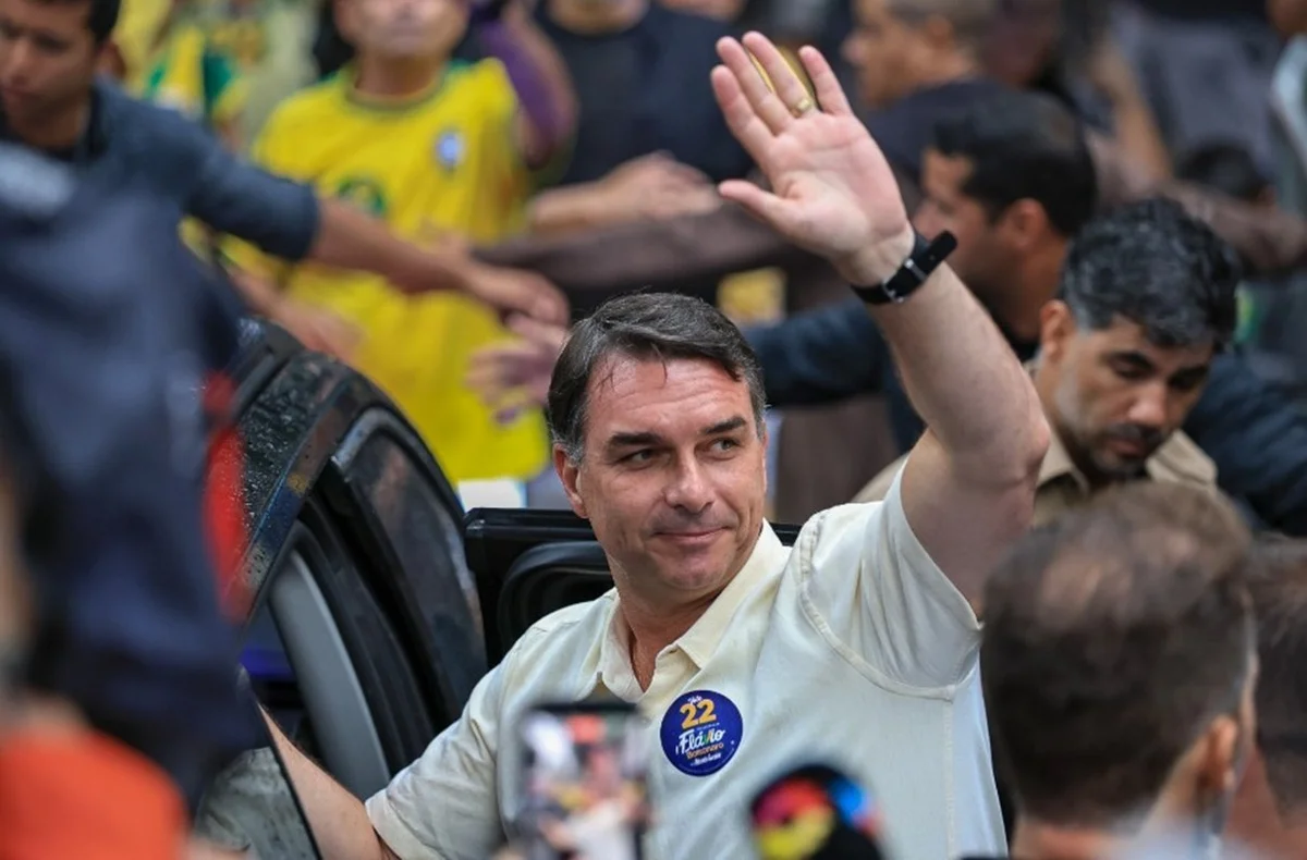 AVIÃO ESTÁ EM VOO -  FLÁVIO BOLSONARO TERIA DEIXADO O BRASIL RUMO AOS EUA