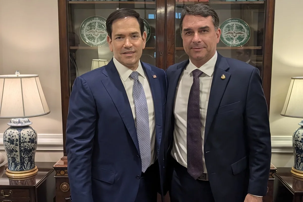 ALIADO DE TRUMP AFIRMA QUE MARCO RUBIO ARTICULOU SAÍDA DE FLÁVIO BOLSONARO PARA OS EUA