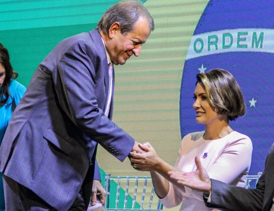 FUGA ATRIBUÍDA A FLÁVIO BOLSONARO ABRE DISPUTA PELA LIDERANÇA DA DIREITA NO BRASIL