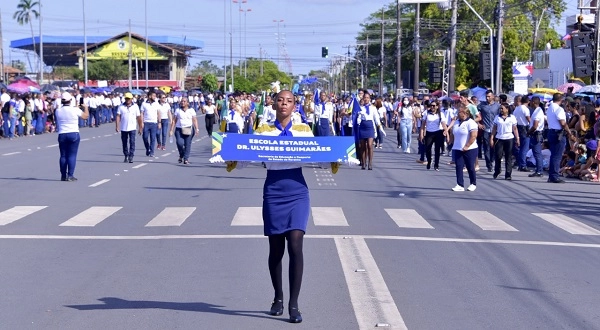 7 DE SETEMBRO: Mais de 800 estudantes participam de desfile cívico-militar na Avenida Ene Garcez