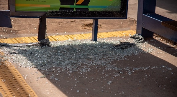 Atos de vandalismo danificam paradas de ônibus em Boa Vista