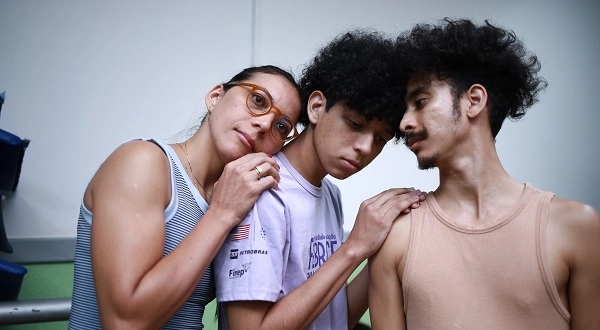 Dramaturgo Vinícius de Souza ministra oficina sobre escrita teatral aos alunos do Programa Petrobras Cena Roraima