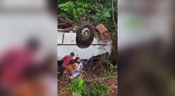 Micro-ônibus cai em ribanceira na BR-174 e deixa 17 feridos no Amazonas