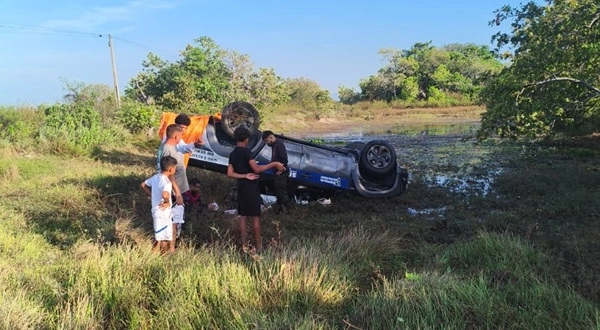 Ambulância de Pacaraima sai da pista, capota e deixa uma pessoa morta e duas feridas