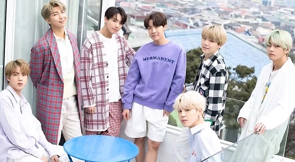 ENERGIA K-POP: Feirinha Pôr do Sol inicia mês de outubro com especial BTS na Praça Chico do Carneiro