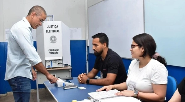 Arthur Henrique vota cedo e demonstra confiança em repetir desempenho da eleição suplementar