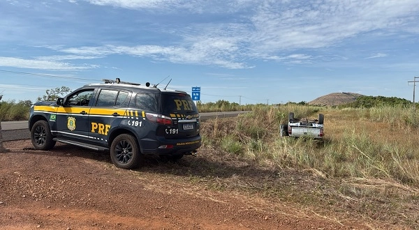 Colisão entre caminhão e caminhonete deixa motorista ferido na BR 401