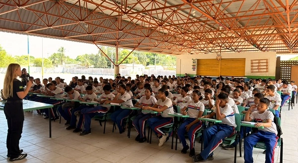 EM NORMANDIA: Polícia Civil leva ações de prevenção à violência contra a mulher a escolas e comunidade indígena
