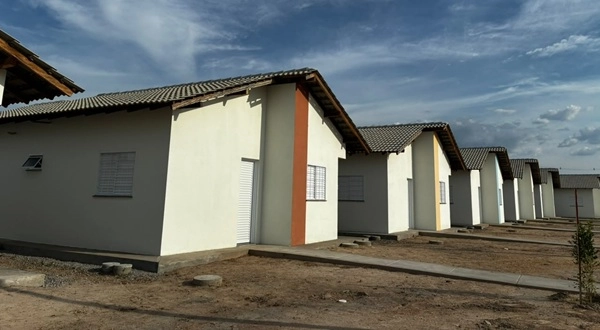 Prefeitura divulga lista de contemplados e 137 famílias recebem as chaves da casa própria em Boa Vista