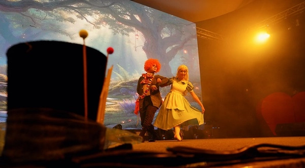 CULTURA E JUVENTUDE: Magia, dança e emoção marcam espetáculo “Alice no País das Maravilhas” do CCJuv