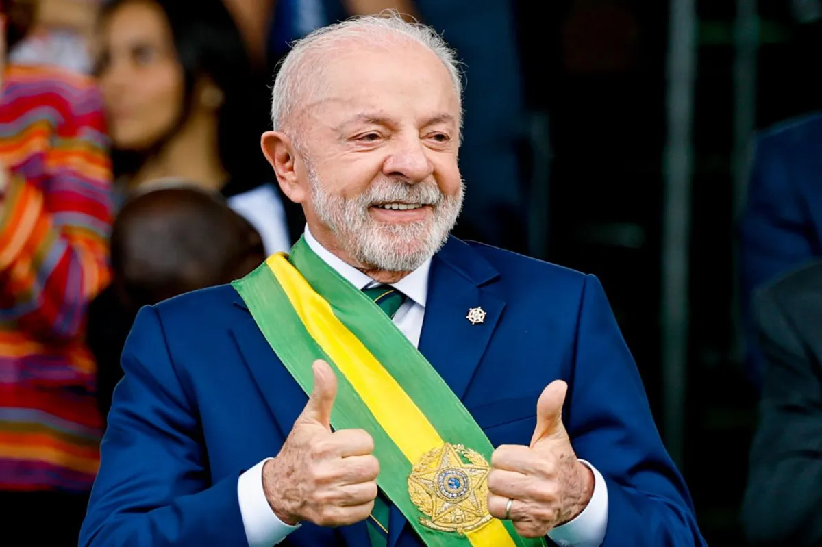 Lula vence Flávio Bolsonaro de virada e é reeleito presidente