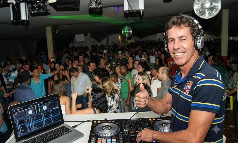 CAJURU - "Tempos da Brilhantina" terá discotecagem do DJ Resina