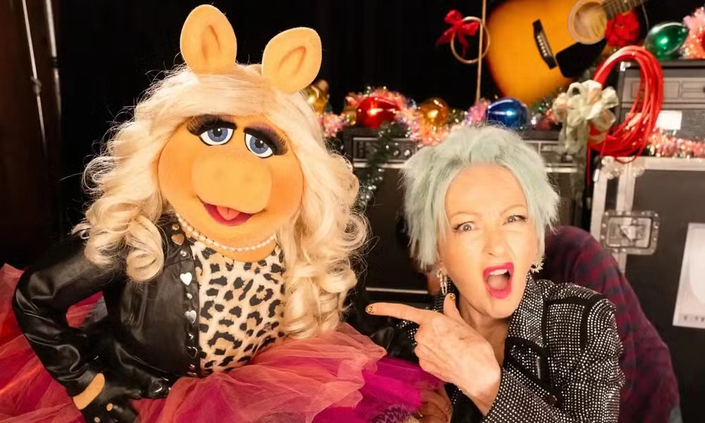 Cyndi Lauper entra no clima de Natal dos Muppets em atração da Disney